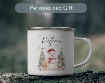 Könnte beinhalten: Weißer Emaillebecher mit silbernem Rand und Henkel, mit einem Weihnachtsdesign. Das Design umfasst einen Schneemann mit rotem Hut und Schal, einen Lebkuchenmann, ein Rentier und zwei Weihnachtsbäume. Der Becher trägt den Text "William" und "Personalisiertes Geschenk".
