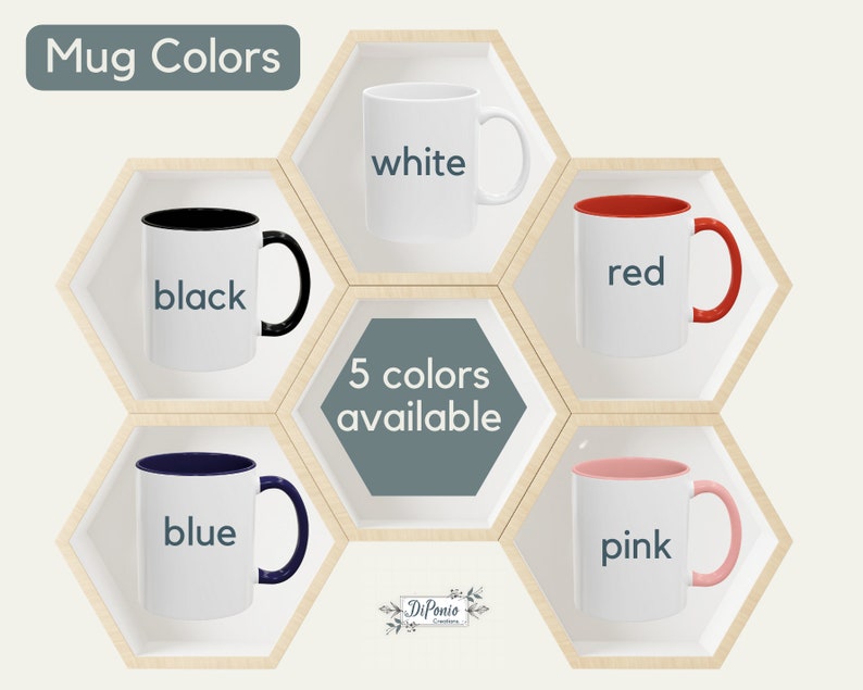 K&ouml;nnte beinhalten: F&uuml;nf Tassen in verschiedenen Farben, die auf einem sechseckigen Regal ausgestellt sind. Die Tassen sind wei&szlig; mit einem farbigen Rand und Griff. Die Farben sind wei&szlig;, schwarz, rot, blau und rosa. Der Text "Mug Colors" befindet sich oben im Bild. Der Text "5 Farben verf&uuml;gbar" befindet sich in der Mitte des Bildes.