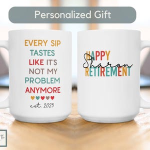 Op de afbeelding: Twee witte keramische mokken met zwarte handvatten. Eén mok heeft de tekst "EVERY SIP TASTES LIKE IT'S NOT MY PROBLEM ANYMORE" in verschillende kleuren. De andere mok zegt "HAPPY Sharon RETIREMENT". Gepersonaliseerde cadeaus.
