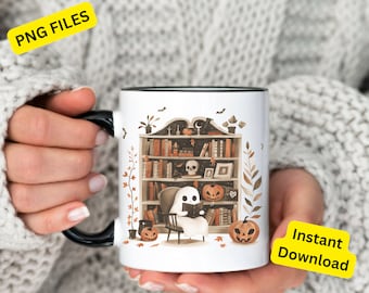 Puede incluir: Taza de cerámica blanca con asa y borde negros, con una ilustración de Halloween. El diseño incluye un fantasma leyendo frente a una estantería, calabazas y el texto "Instant Download" y "PNG FILES".