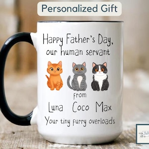 Könnte beinhalten: Weiße Keramik-Tasse mit schwarzem Henkel und Rand, mit einer "Happy Father's Day"-Nachricht und drei Cartoon-Katzen. Die Tasse ist personalisiert mit den Namen "Luna Coco Max" und dem Satz "Your tiny furry overloads."