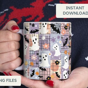 K&ouml;nnte beinhalten: Wei&szlig;e Keramik-Tasse mit einem Patchwork-Design mit Geistern, Flederm&auml;usen und Blumen in Pastellfarben. Die Tasse tr&auml;gt die Aufschrift "INSTANT DOWNLOAD" und "PNG FILES".