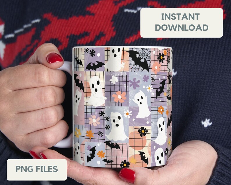 K&ouml;nnte beinhalten: Wei&szlig;e Keramik-Tasse mit einem Patchwork-Design mit Geistern, Flederm&auml;usen und Blumen in Pastellfarben. Die Tasse tr&auml;gt die Aufschrift "INSTANT DOWNLOAD" und "PNG FILES".