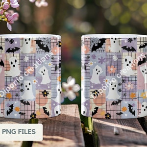 K&ouml;nnte beinhalten: Wei&szlig;e Keramik-Tasse mit einem Patchwork-Design aus Geistern, Flederm&auml;usen, Blumen und Spinnweben in Pastellfarben. Die Tasse tr&auml;gt die Aufschrift "Diponio creations" und "PNG FILES".