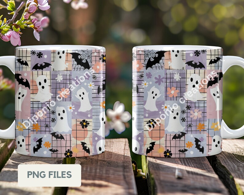 K&ouml;nnte beinhalten: Wei&szlig;e Keramik-Tasse mit einem Patchwork-Design aus Geistern, Flederm&auml;usen, Blumen und Spinnweben in Pastellfarben. Die Tasse tr&auml;gt die Aufschrift "Diponio creations" und "PNG FILES".