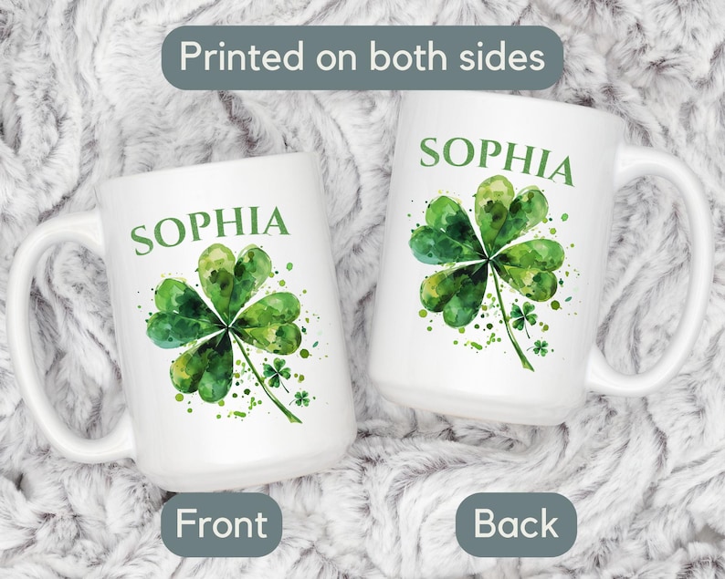 K&ouml;nnte beinhalten: Wei&szlig;e Keramiktasse mit einem gr&uuml;nen Aquarell-Kleeblatt-Design und dem Namen "Sophia", der auf beiden Seiten aufgedruckt ist.