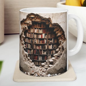 Peut inclure: Une tasse en céramique blanche avec une image imprimée d'une bibliothèque à l'intérieur d'un mur brisé. La bibliothèque est remplie de livres de différentes couleurs et tailles.