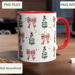 Puede incluir: Taza de cerámica blanca con interior y asa rojos. La taza presenta un patrón repetido de lazos rojos, árboles de Navidad verdes y estrellas doradas. Los textos "PNG FILES", "MUG WRAP" y "Digital download" son visibles.