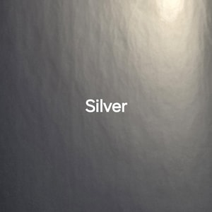 Puede incluir: Un fondo plateado texturizado con un &aacute;rea brillante e iluminada en la esquina superior derecha. La palabra "Silver" se muestra en blanco, centrada en la imagen.