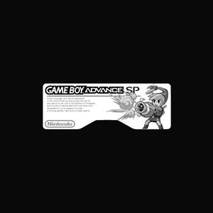 Może przedstawiać: Czarno-biała etykieta kartridża Game Boy Advance SP. Etykieta zawiera tekst "GAME BOY ADVANCE SP" oraz grafikę postaci z bronią. Widoczne jest również logo Nintendo. Etykieta zawiera krótki opis.