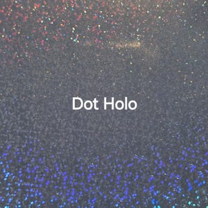Puede incluir: Fondo oscuro con un patr&oacute;n de puntos hologr&aacute;ficos en colores arco&iacute;ris. El texto "Dot Holo" se muestra en blanco, centrado en la imagen. Los puntos crean un efecto brillante.