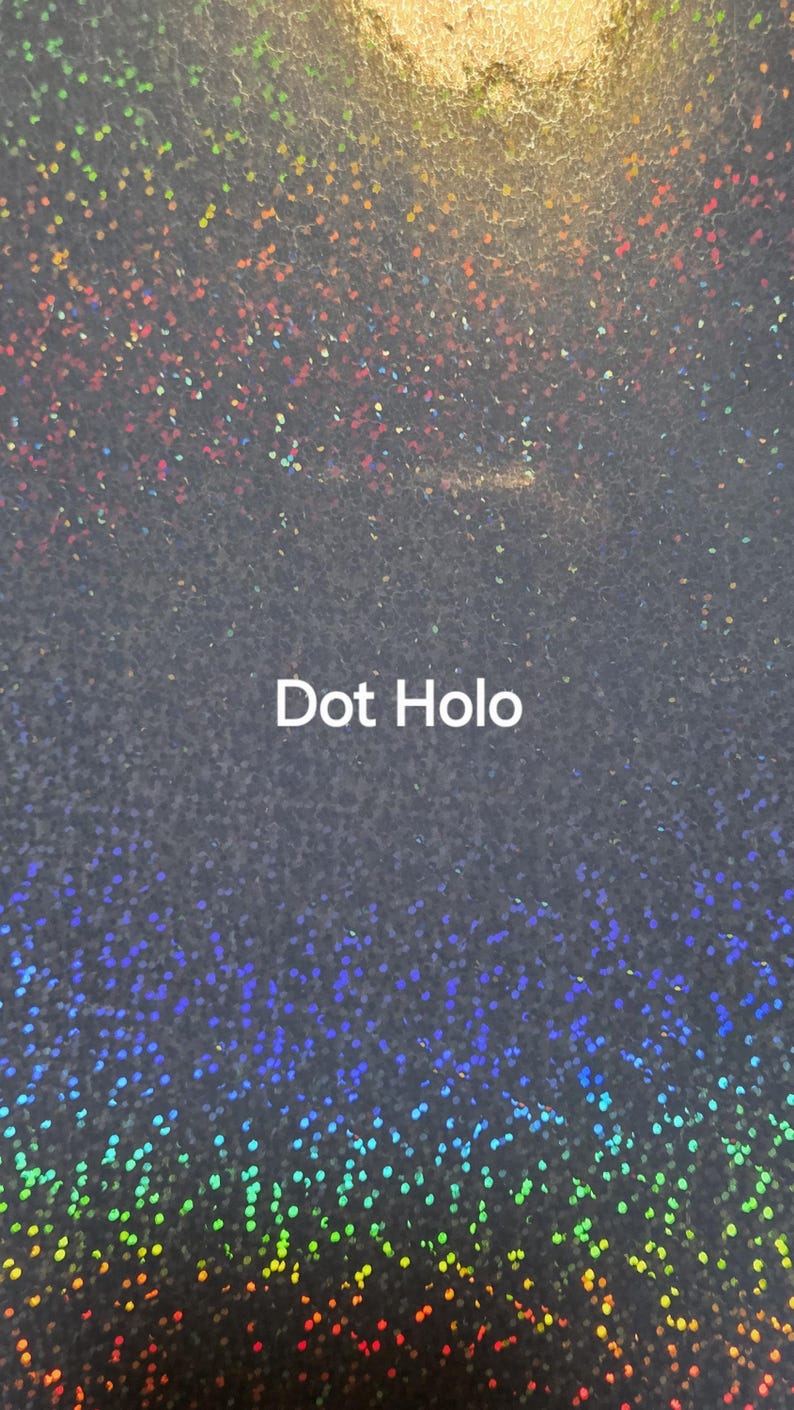 Puede incluir: Fondo oscuro con un patr&oacute;n de puntos hologr&aacute;ficos en colores arco&iacute;ris. El texto "Dot Holo" se muestra en blanco, centrado en la imagen. Los puntos crean un efecto brillante.