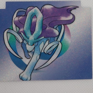 Könnte beinhalten: Ein holografischer Aufkleber mit einer stilisierten, hellblauen und weißen Kreatur mit einer fließenden lila Mähne. Die Kreatur befindet sich vor einem blauen und grünen kreisförmigen Hintergrund mit schimmerndem, irisierendem Finish.