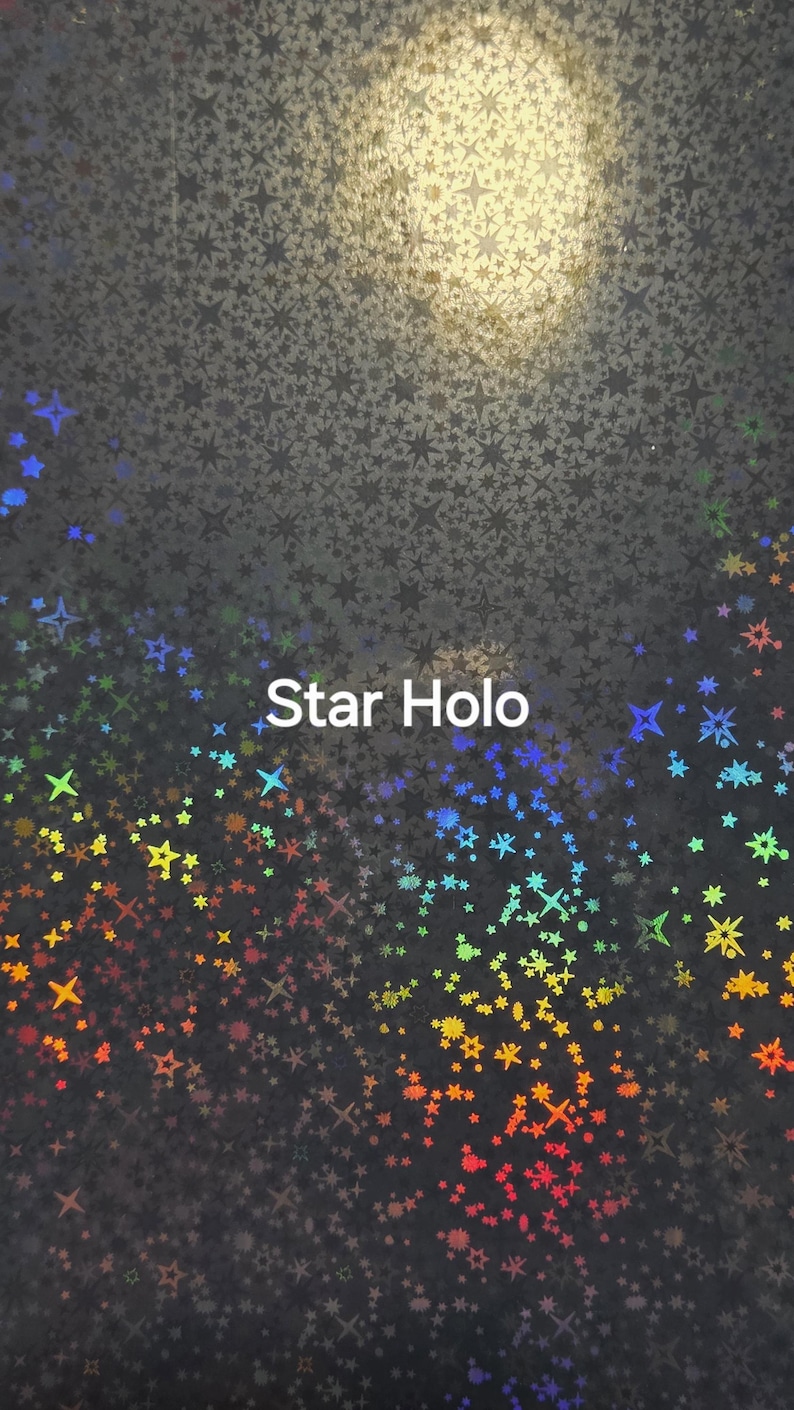 Puede incluir: Una l&aacute;mina hologr&aacute;fica con un patr&oacute;n de estrellas. Las estrellas son de varios tama&ntilde;os y colores, incluyendo azul, verde, amarillo y rojo. El texto "Star Holo" se muestra en blanco.