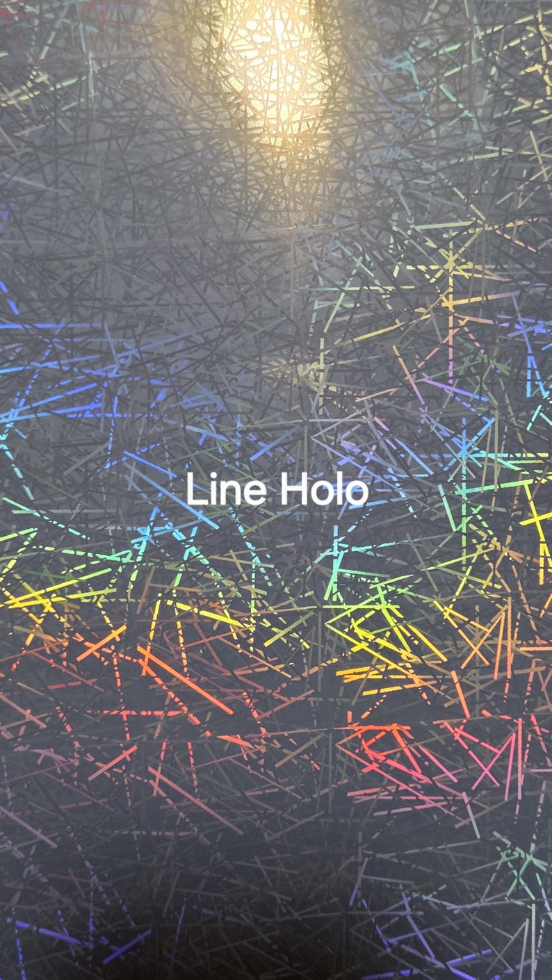 Puede incluir: Fondo abstracto con efecto hologr&aacute;fico. El dise&ntilde;o presenta una red de l&iacute;neas que se cruzan en varios colores, incluyendo azul, amarillo y rojo, sobre un fondo gris oscuro. El texto "Line Holo" se muestra en blanco.
