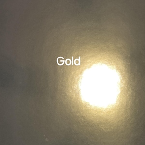 Puede incluir: Superficie oscura y texturizada con la palabra "Gold" en letras blancas. Una luz dorada brillante emana del centro, creando un efecto de foco. La est&eacute;tica general es minimalista y elegante.