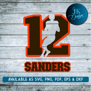 Könnte beinhalten: Braunes und oranges Grafikdesign mit der Nummer 12, einer Footballspieler-Silhouette und dem Namen "SANDERS". Das Design enthält den Text "AVAILABLE AS SVG, PNG, PDF, EPS & DXX" und das Logo "JK Design".