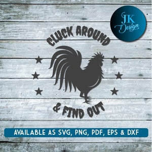 Può includere: Silhouette nera e bianca di un gallo con il testo "CLUCK AROUND & FIND OUT" su uno sfondo a grana di legno. Il testo "JK Design" è in un cerchio nell'angolo in alto a destra.