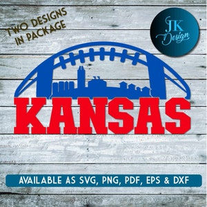 Puede incluir: Un diseño digital rojo y azul que presenta un casco de fútbol con un horizonte de Kansas City, Missouri. El texto "KANSAS" está en letras rojas en negrita debajo del casco. El texto "TWO DESIGNS IN PACKAGE" está en la esquina superior izquierda. El texto "AVAILABLE AS SVG, PNG, PDF, EPS & DXF" está en la esquina inferior izquierda. El texto "JK Design" está en un círculo en la esquina superior derecha.