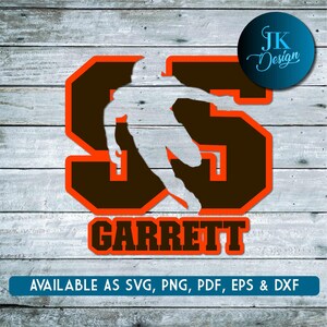 Könnte beinhalten: Eine braune und orangefarbene Nummer 5 mit einer weißen Silhouette eines Footballspielers innerhalb der Nummer. Der Name "GARRETT" ist unter der Nummer geschrieben.