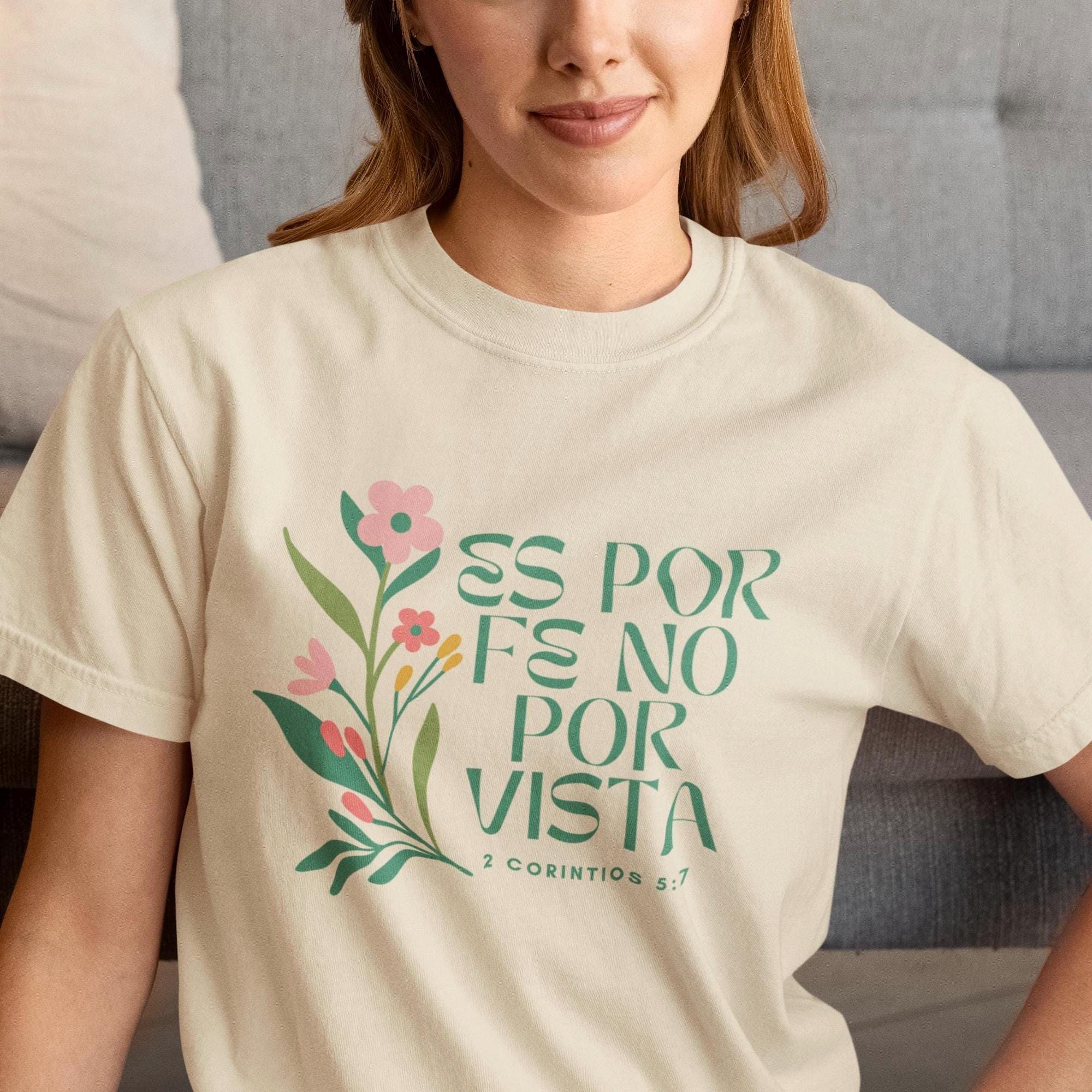Camiseta Cristiana Mujer | Walk by Faith Tee | Frase Bíblica Inspiradora | Regalo de Fe | Camina por Fe | Playera Espiritual