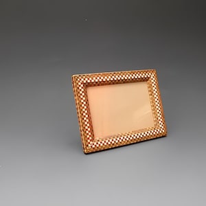 Cornice portafoto in legno massello Yosegi Marquetry con motivo a scacchi viola (formato cartolina) | Artigianato tradizionale giapponese | Elegante regalo per la casa Y089