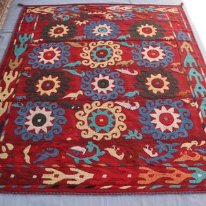 5&#39;1x5&#39;6 Red Suzani Flatweave Rug, Afghan Vintage Uzbek Suzani Kilim Rug, Pictorial Birds Tribal Handmade Boho Square Rug, Wall Hanging Rug