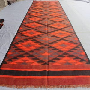 Alfombra Kilim Runner de 1,34 m x 4,77 m - Alfombra turcomana vintage descolorida, hecha a mano, 100 % lana - Alfombra afgana tribal geométrica en color rojo óxido - Alfombra para pasillo de 1,22 m x 4,88 m