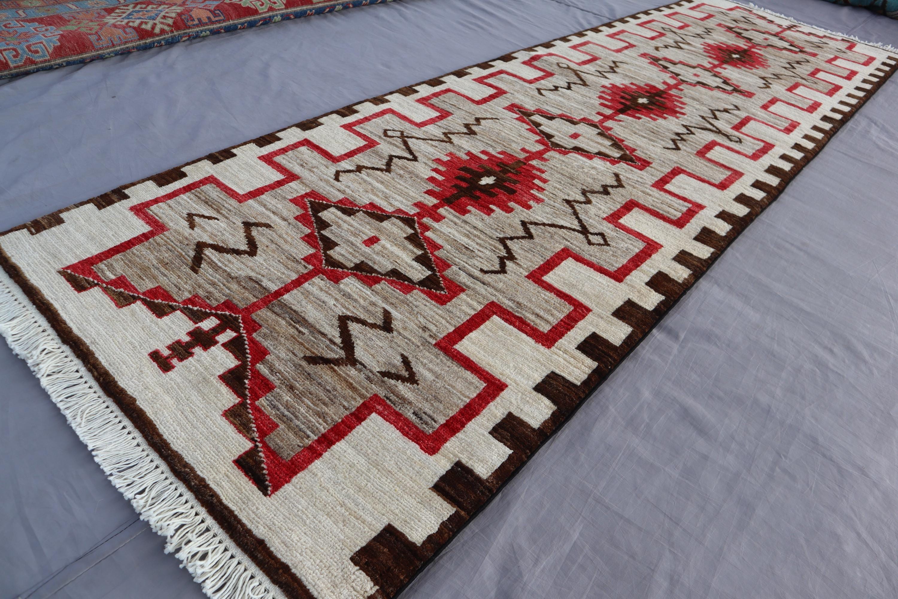 2'6x8'4 ベージュ ランナーラグ、ハンドメイド ヴィンテージラグ