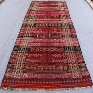 Alfombra Kilim de 3,35 m (11 pies) de colección, alfombra de pasillo de 1,34 m x 3,15 m (4&#39;4 x 10&#39;10 pies) de ancho, alfombra antigua de los años 60, alfombra afgana oriental, alfombra de pasillo con rayas rojas