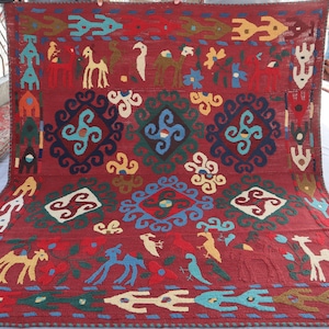 5&#39;4x5&#39;10 Red Suzani Flatweave Rug, Afghan Vintage Uzbek Suzani Kilim Rug, Pictorial Tribal Handmade Boho Square Rug, Wall Hanging Rug