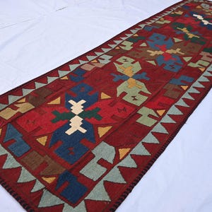 Alfombra de corredor Suzani roja de 2,7 m, estilo afgano, vintage, uzbeko, estilo kilim, tribal, bohemio, hecha a mano, con mantel, de 0,73 m x 2,43 m de largo.