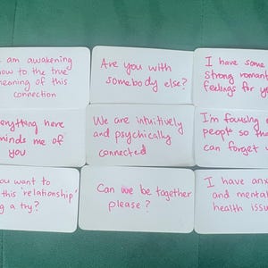 Puede incluir: Nueve tarjetas rectangulares blancas dispuestas en una cuadrícula, cada una con texto escrito a mano en rosa. Los mensajes incluyen frases como I am awakening now to the true meaning of this connection, Are you with somebody else y I have anxiety and mental health issues.