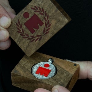 Triangle Anhänger und Nussbaum Holz Schmuckschatulle