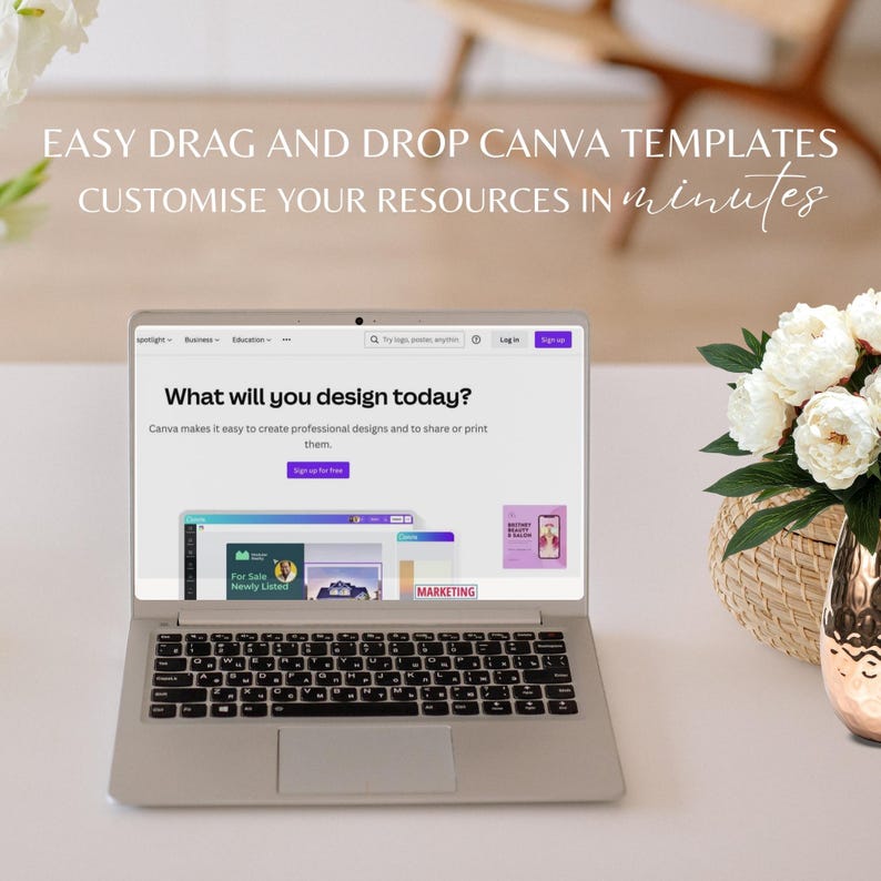 Może przedstawiać: Srebrny laptop wyświetlający stronę internetową Canva z tekstem "What will you design today?" oraz "Canva makes it easy to create professional designs and to share or print them." Na ekranie widnieje r&oacute;wnież napis "EASY DRAG AND DROP CANVA TEMPLATES CUSTOMISE YOUR RESOURCES IN MINUTES."