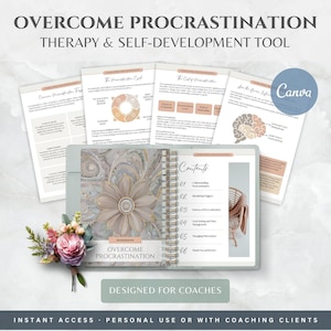 Op de afbeelding: Een spiraalgebonden werkboek getiteld Overcome Procrastination met een bloemrijk omslagontwerp, weergegeven naast verschillende informatiepagina's met diagrammen, tekst en een hersenillustratie. Een klein boeket kunstbloemen ligt ernaast.