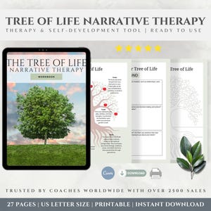 以下が含まれることがあります： タブレット画面に表示された「Tree of Life Narrative Therapy」というタイトルのデジタルワークブック。夕焼け空の下、草地に立つ緑の木が描かれています。ワークブックには、木の図やテキストプロンプト、書き込み用の空白スペースがあるページが含まれています。