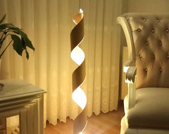 手作りのオーク材とブナ材を使用したスパイラルフロアランプ、炎をイメージしたモダンな照明（高さ40インチ）