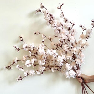 人工の白い桜の枝、シルクの造花、フェイクの桜、造花、花の室内装飾、アイボリーのウェディングフラワー