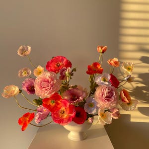 花のホームデコレーション、ポピー、バラ、シャクヤクの造花アレンジメント、本物のシルクフラワーを白い花瓶に、ウェディングデコレーション