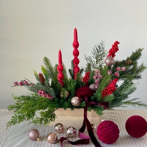クリスマスのセンターピース - モダンな農家のテーブル装飾に最適な、キャンドルとベリーを添えた背の高い素朴な花箱アレンジメント
