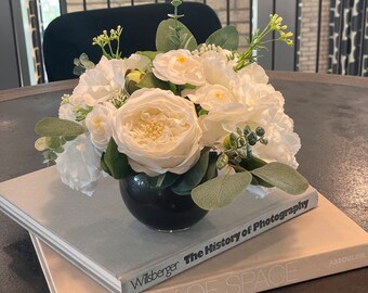 Arreglo de rosas y eucaliptos de tacto real: Centro de mesa floral hecho a mano