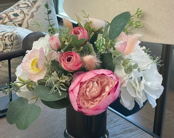 Arreglo floral de peonía de seda: centro de mesa floral hecho a mano en jarrón de vidrio ahumado