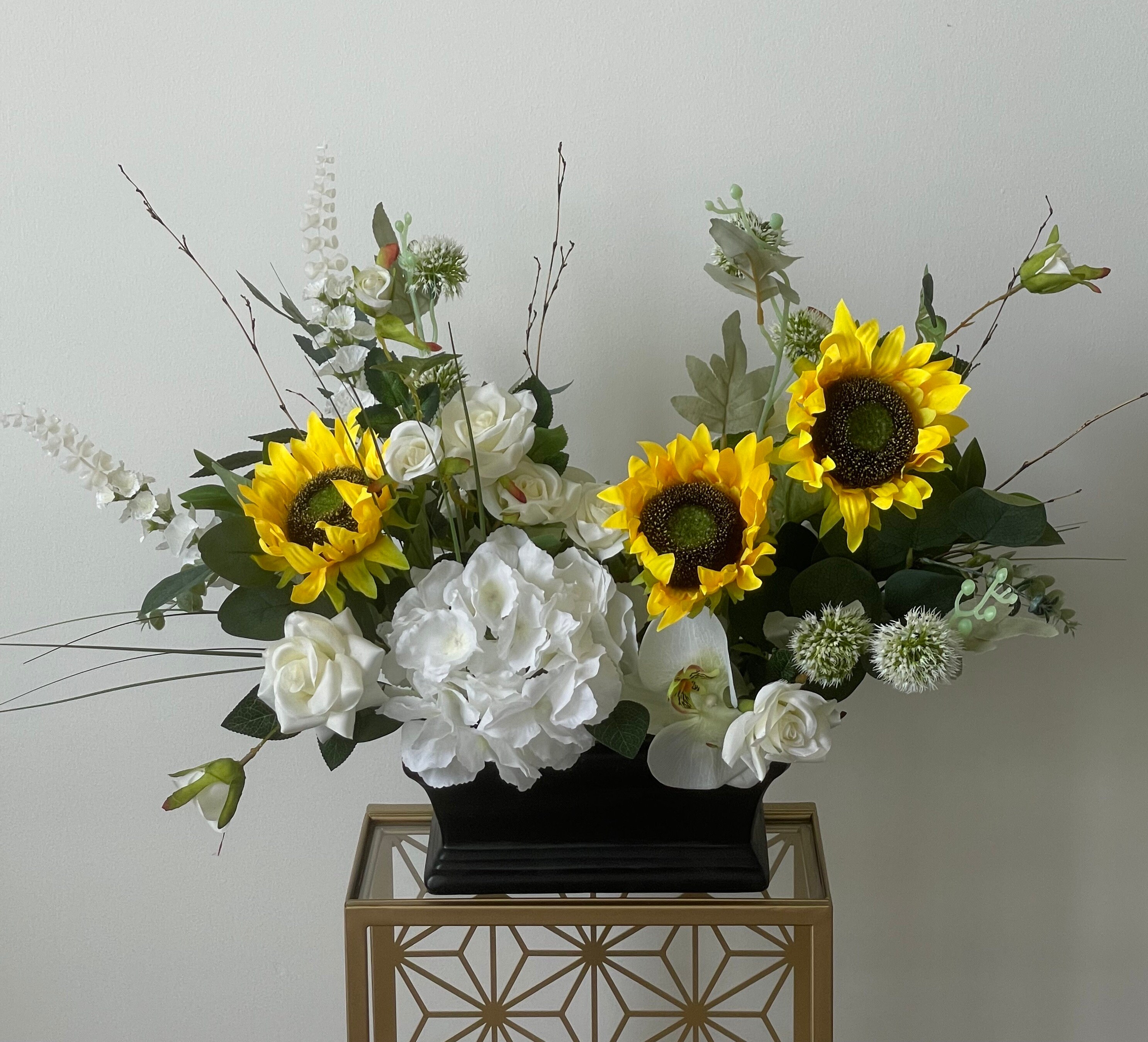 Künstliches Blumengesteck mit Sonnenblumen, Weiß, Gelb und Grün  Blumenarrangement, Sonnenblumen-Arrangement, Seidenblumen - .de