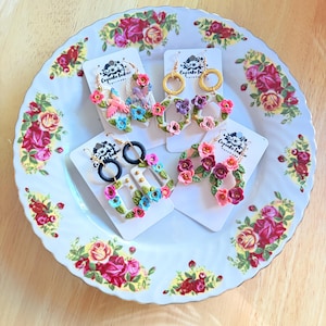 Pendientes florales llamativos / Pendientes de arcilla polimérica / Ligeros, hechos a mano, llamativos, pendientes colgantes con mariposas y flores