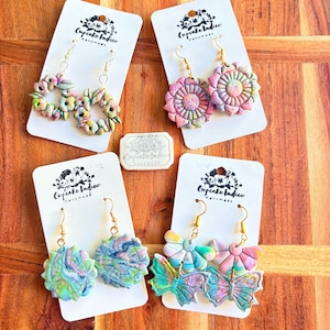 Pendientes llamativos y coloridos / Pendientes de arcilla polimérica / Pendientes colgantes ligeros, hechos a mano, llamativos, con mariposas y flores