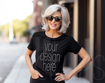 Vrouw shirt mockup Bella en canvas 3001, zwart T-shirt mockup vrouw met grijs haar, oma mockup, ouder model mockup shirt