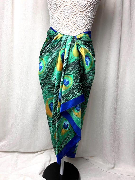 Pareo de seda con plumas de pavo real verde: vestido halter, pareo