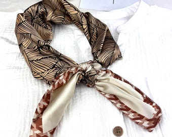 Beżowy, kwadratowy szal z jedwabiu w liście, geometryczna, rdzawa, kontrastowa bordiura, satynowa bandana, apaszka, szal z kucykiem, chusta na głowę