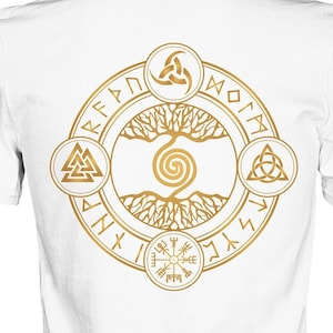 Könnte beinhalten: Weißes T-Shirt mit einem goldenen Design auf der Rückseite. Das Design zeigt einen Lebensbaum mit Runen und Symbolen, darunter der Vegvisir, das Triskele und der Yggdrasil.